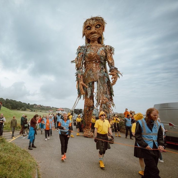 COP26 Cùpula do clima em glasgow Boneca gigante de materiais recicláveis passeando nas ruas de glasgow