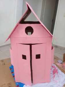 Casa de papelão 1 Casinha rosa de papelão